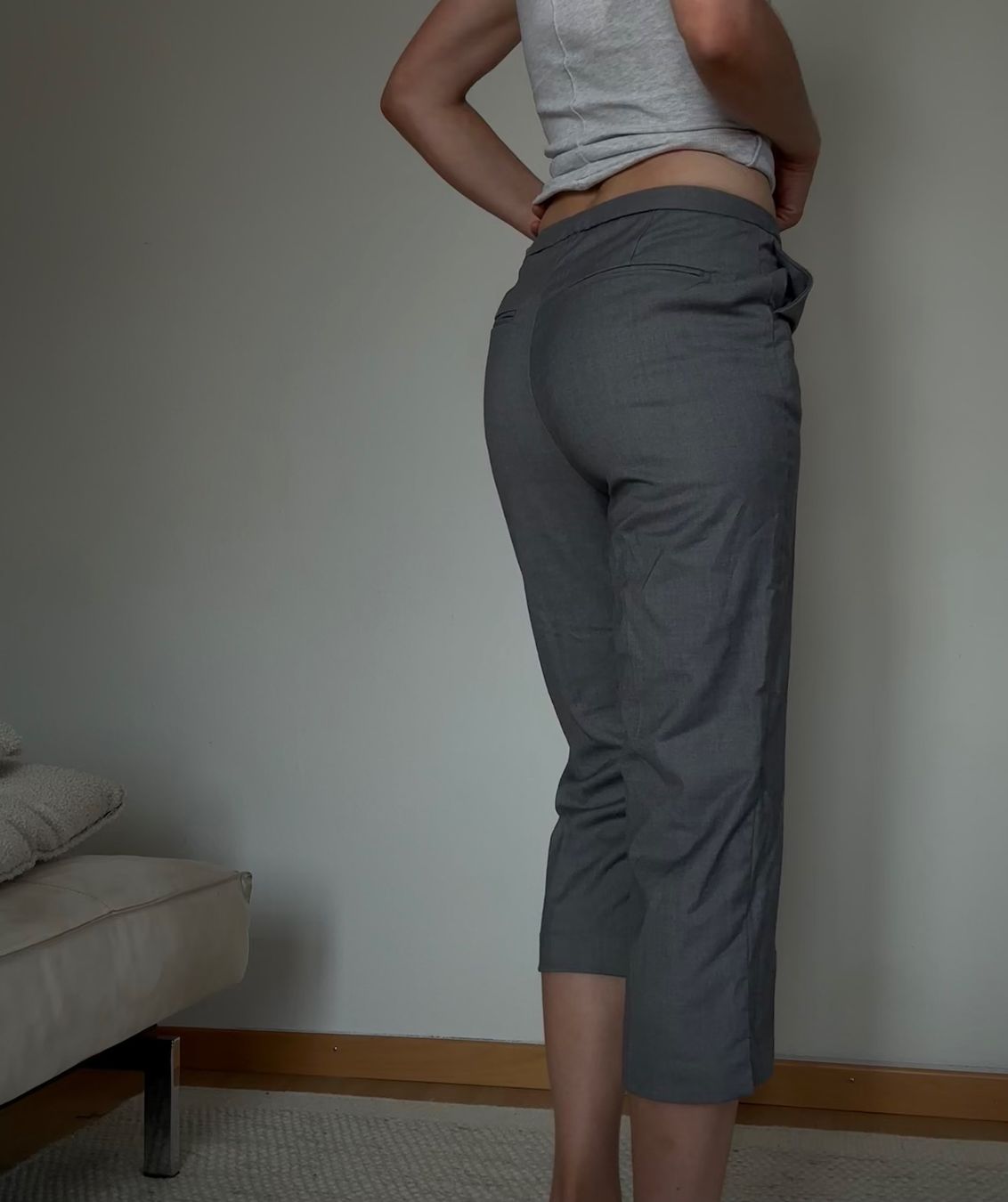 Pantaloni: Bella Hadid Capri Pant Grey – Usato da Zürich venduto da edit_closet 1