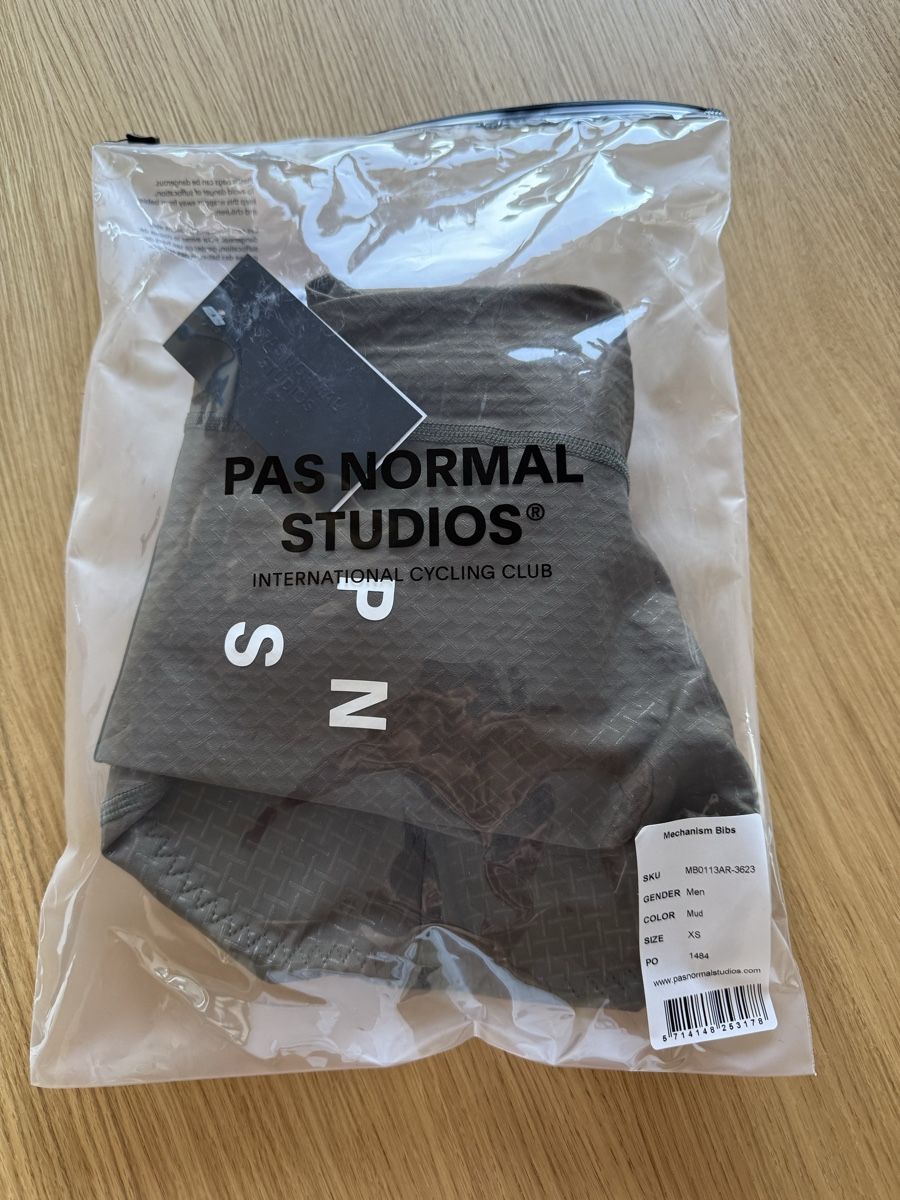 Pas Normal Studios Pantaloni: Pas normal Men's Mechanism Bibs cycling – Nuovo e nell'imballaggio originale da Uster venduto da Russicksrusso 2