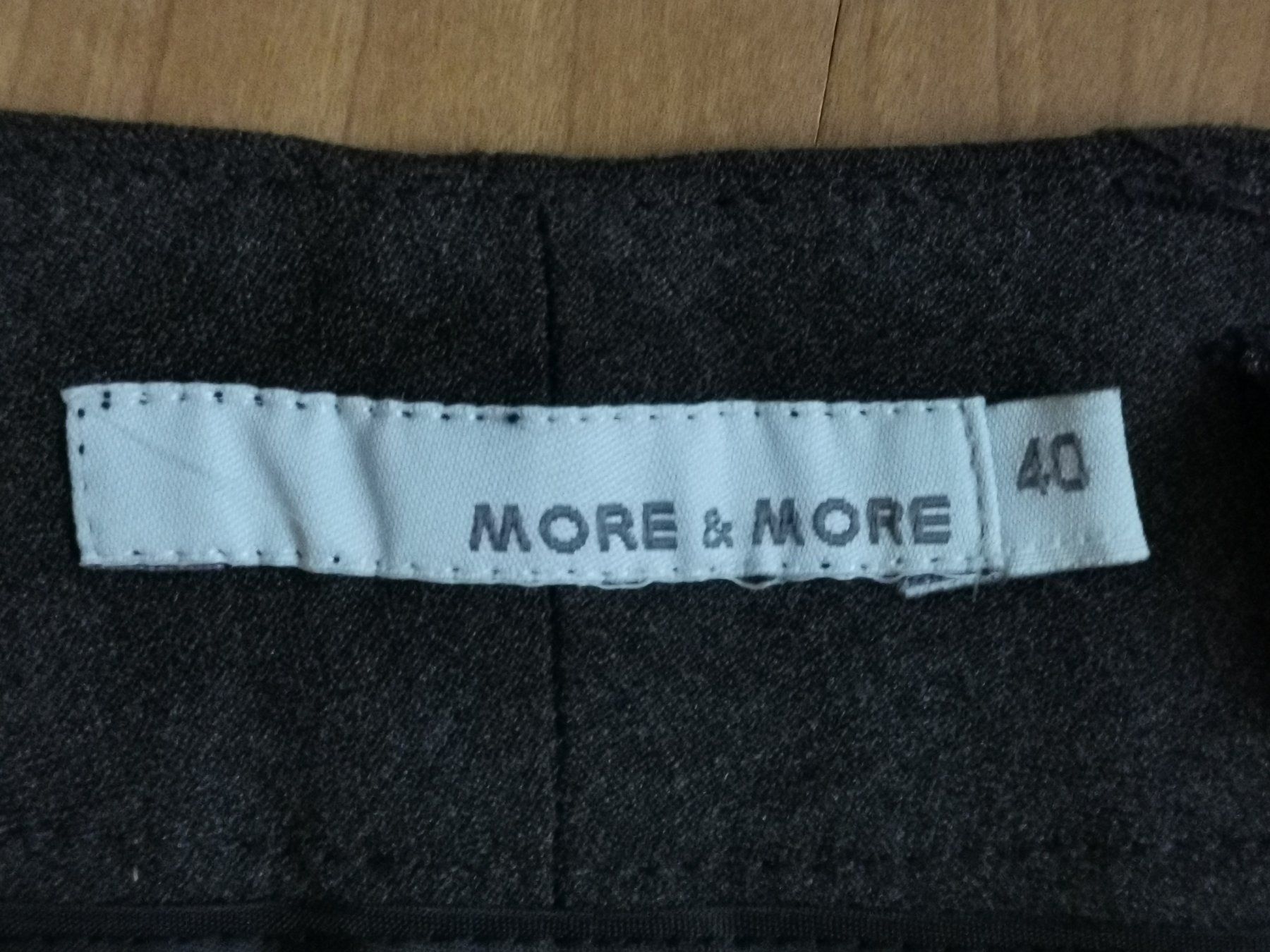 Pantaloni: Bundfaltenhose dunkelgrau Gr. 40 – Nuovo (secondo la descrizione) da Port venduto da Doppelmond 1
