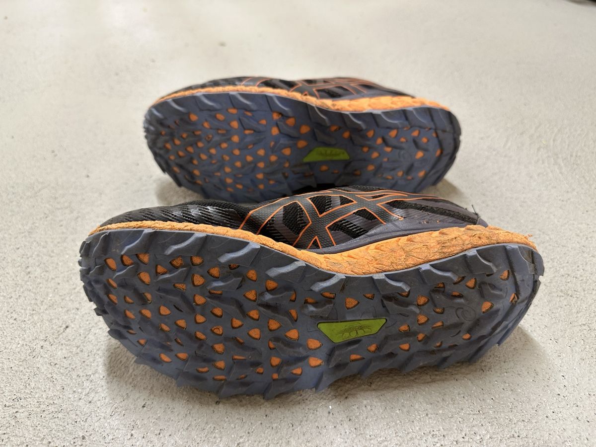 Asics Scarpe da uomo: chaussures de trail ASICS Trabuco Max taille 44 – Usato da Zürich venduto da Marcouyou 2