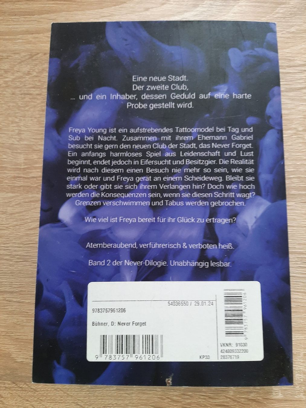Libri: Daphe Bühner, Kerrin Gossow, NEVER FORGET – Usato da Menziken venduto da Rien1 1