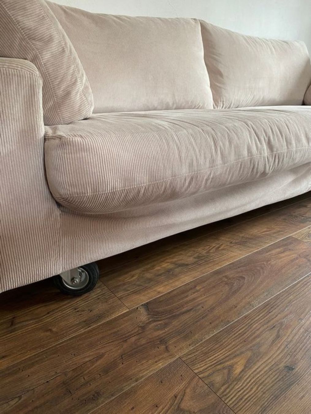 Sofas: Sofa in beigem Cord – Gebraucht aus Hombrechtikon von Brunnengass
