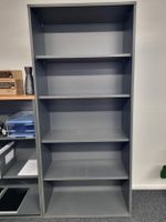 Graues Büroregal / Bücherregal – stabil & höhenverstellbar