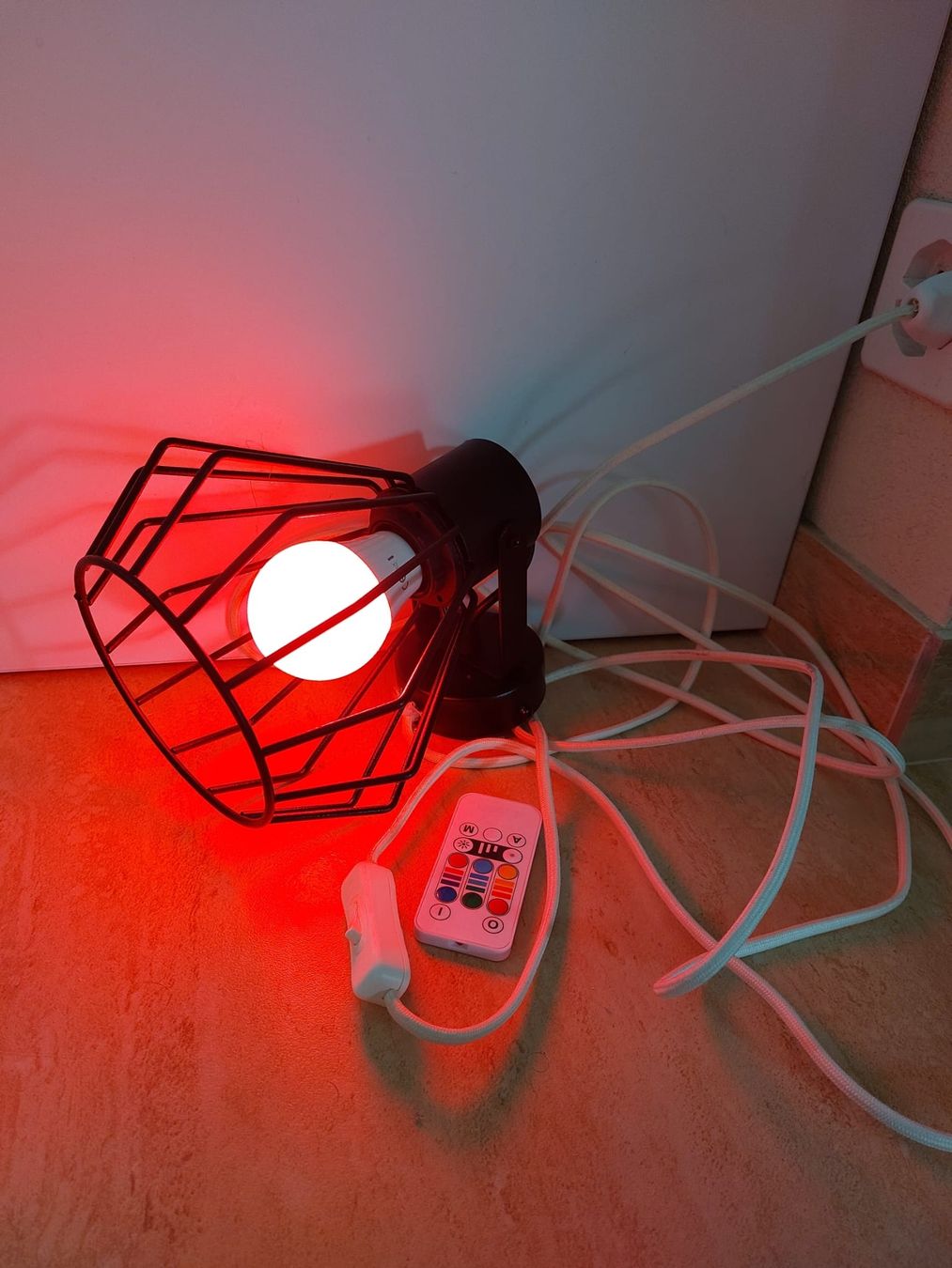 Lampade: Lampe industrielle cage noire LED RGB avec télécommande – Usato da Mont-sur-Lausanne venduto da ane_pgq6 4