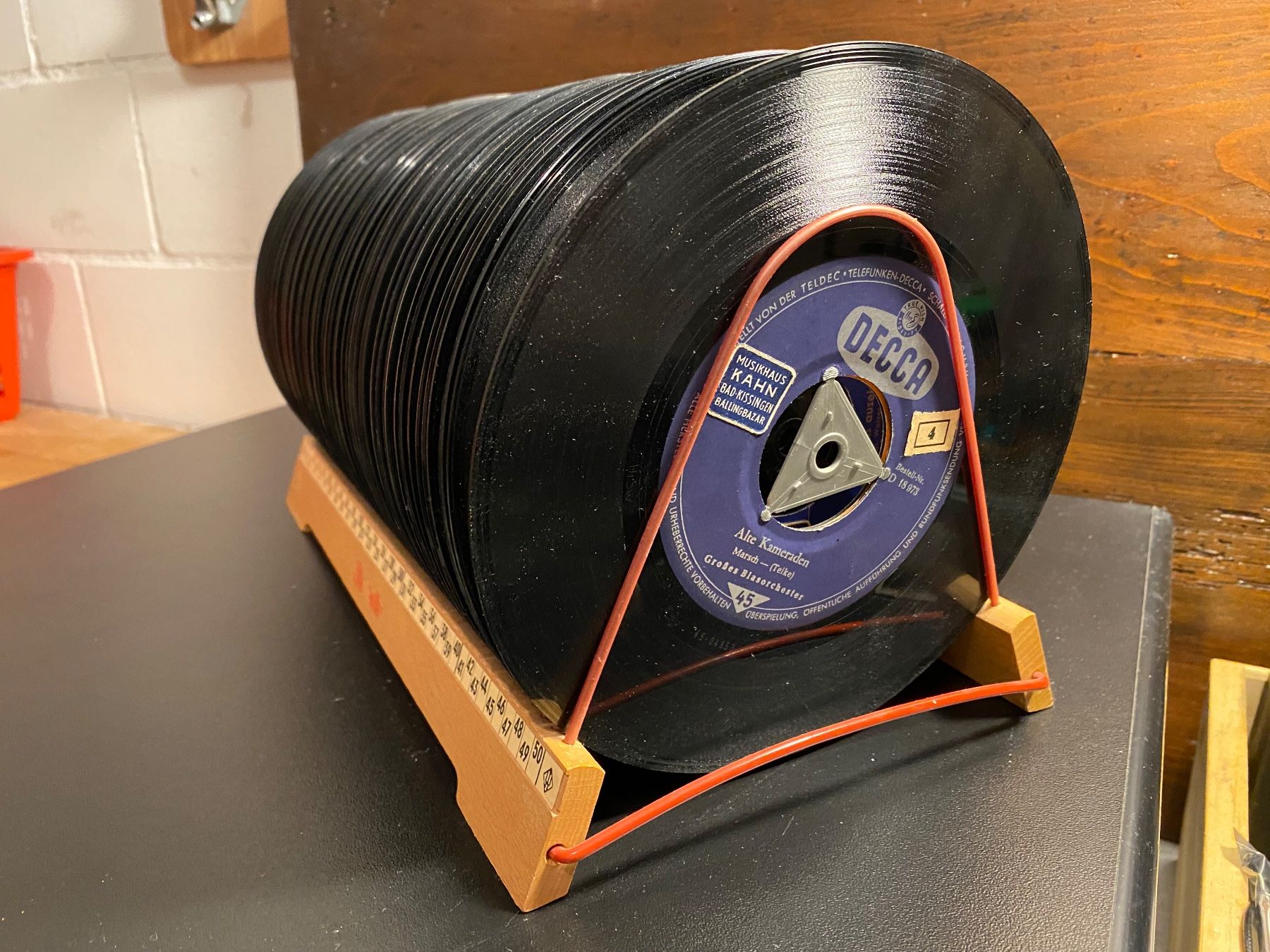 Dischi in vinile: Vintage Plattenständer mit ca. 50 Singles – Usato da Rorbas venduto da tun_m7fz 1