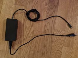 Surface Ladegerät & DisplayPort Kabel
