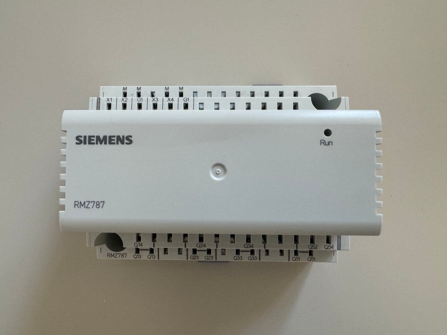 Siemens Componenti elettronici: Siemens-KNX RMZ787 Universalmodul – Usato da Trimbach venduto da ORTHOPORT