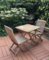 Gartentisch 70x70 cm, mit 2 Stühlen aus Teak-Holz gebraucht.