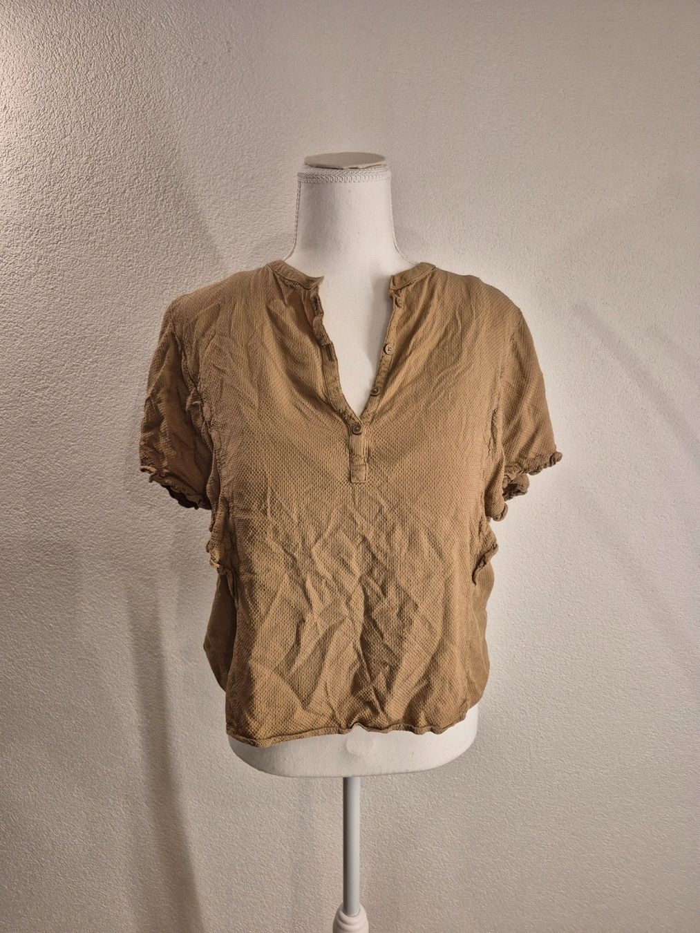 Blusen: Romantische Bluse in Dunkelbeige, Grösse M – Gebraucht aus La Neuveville von Vestiaire_2011 1