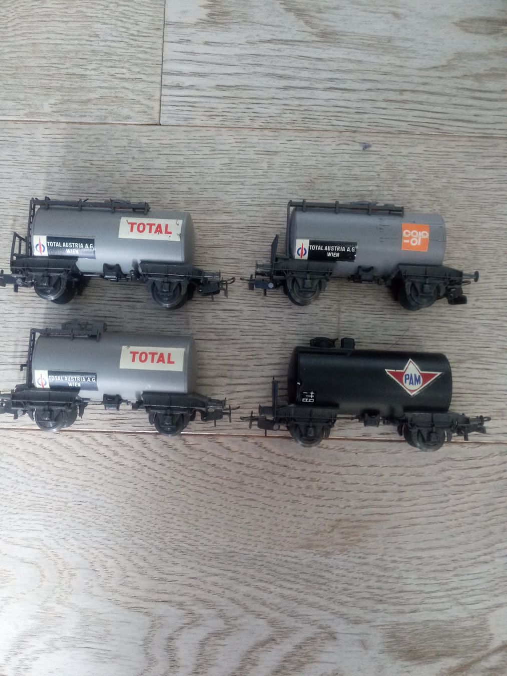 Modellini di ferrovie: 4 wagons citernes 1/87 – Usato da Sion venduto da Stefan1938