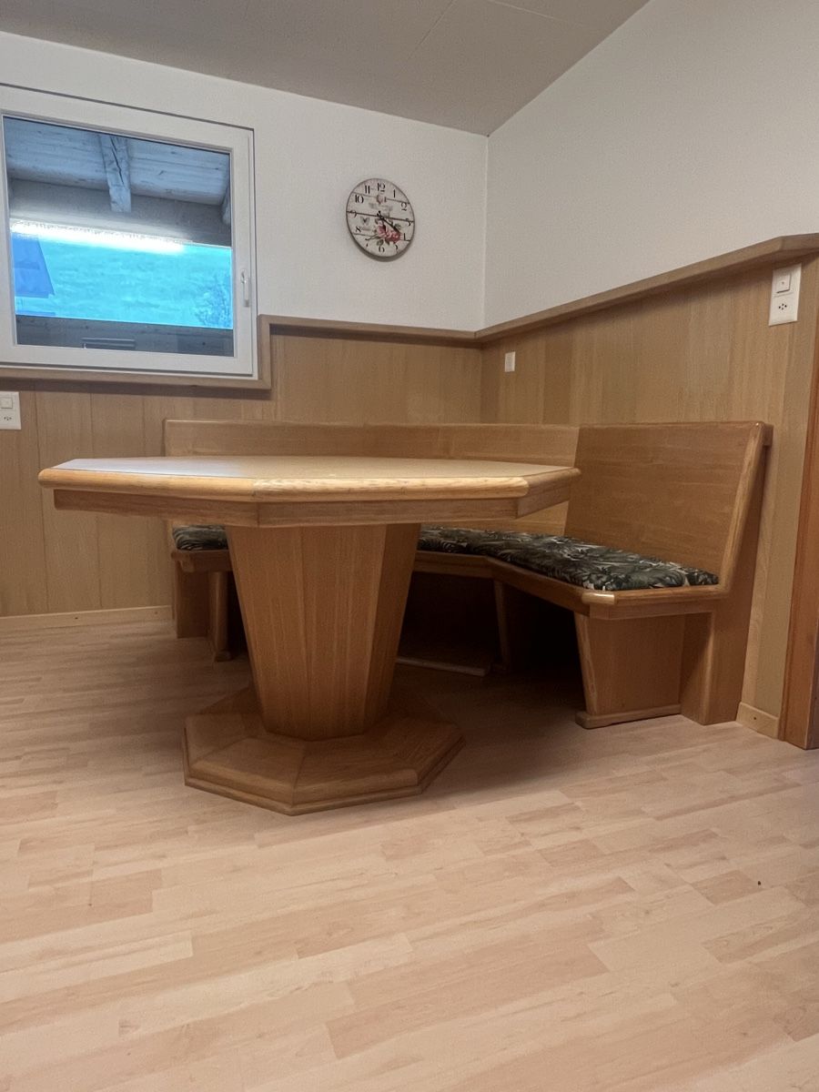 Set di tavolo e panche: Rustikale Eckbankgruppe, Esstisch, Holz – Usato da Ruggell venduto da sumpfbiba 1