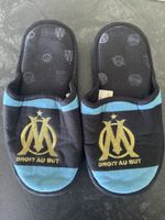 Pantoufles OM taille 33 - Idéales pour les jeunes fans!