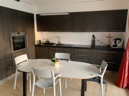 Table à manger avec 4x Chaises grises modernes