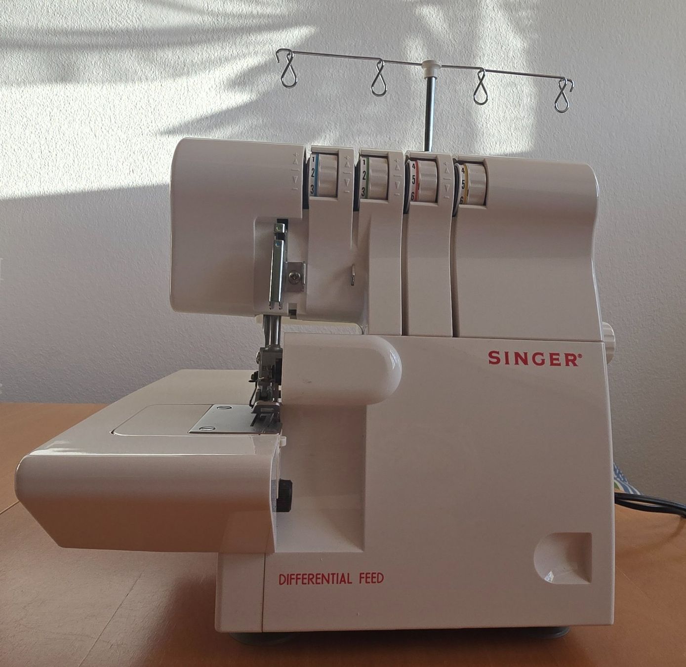 Singer Nähmaschinen: Overlockmaschine Singer mit Differentialtransport – Gebraucht aus Steg im Tösstal von Catone