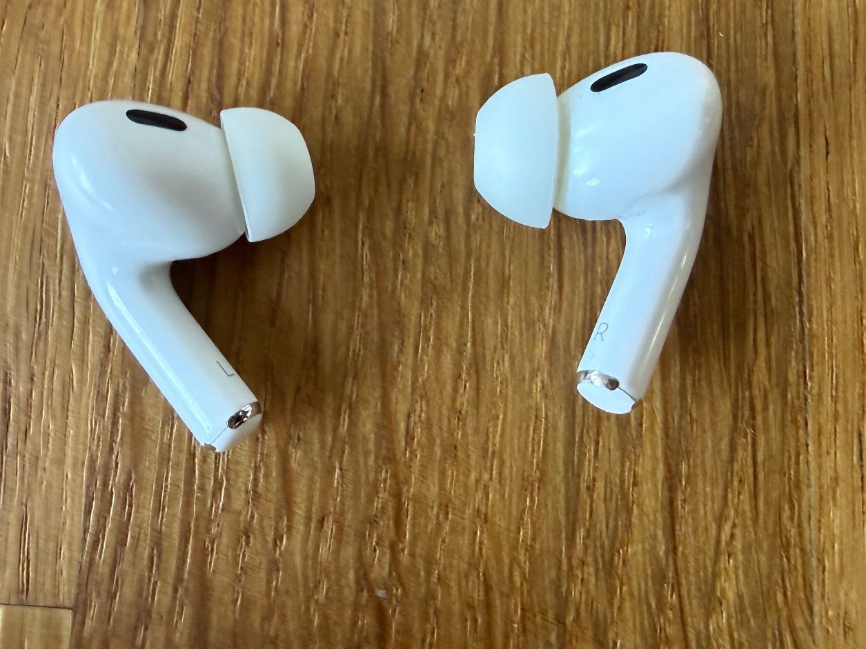 Apple Cuffie: Apple Airpods Pro 2. Gen – Usato da Zug venduto da inb_tcf7 2