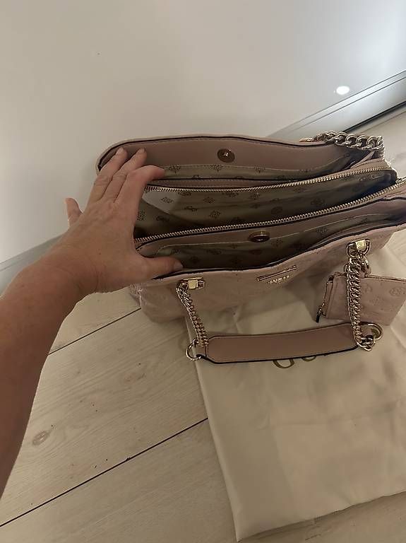 Taschen für Damen: Guess Est.1871 – Gebraucht aus Balerna von bfa_x265 3