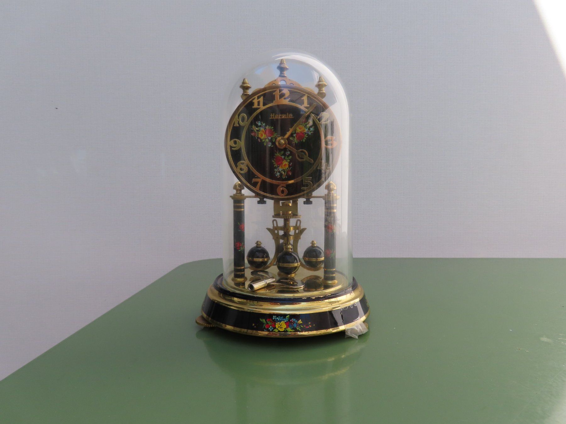 Pendules & Horloges murales: Schöne Hermle Uhr mit Drehpendel – D'occasion à Reinach BL par WBZ-Flohmarkt 1