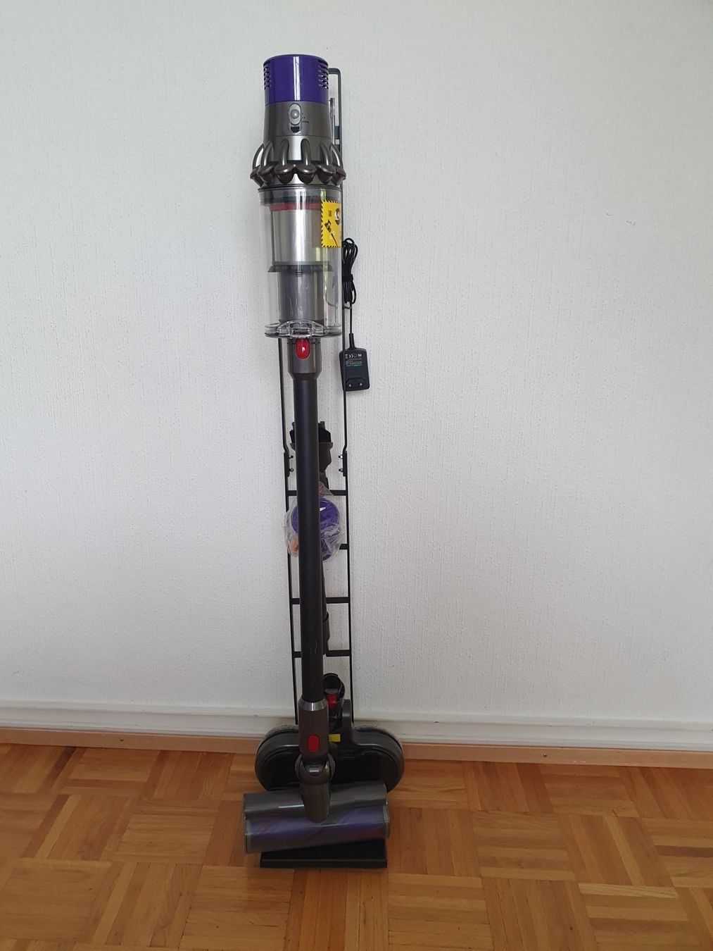 Dyson Aspirapolveri & Accessori: Dyson V10 avec stations de rangement – Usato da Prilly venduto da RoDyRe 1