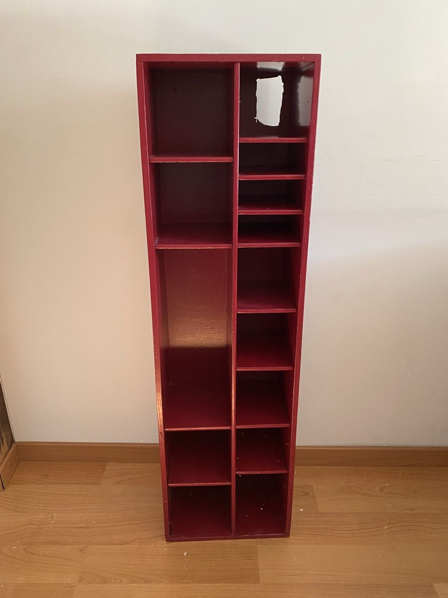 Étagères: Rotes Holzregal mit vielen Fächern – D'occasion à St.Gallen par kingsamas