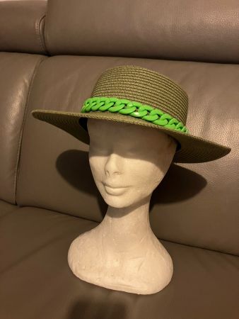Cappello verde con decorazione fluo
