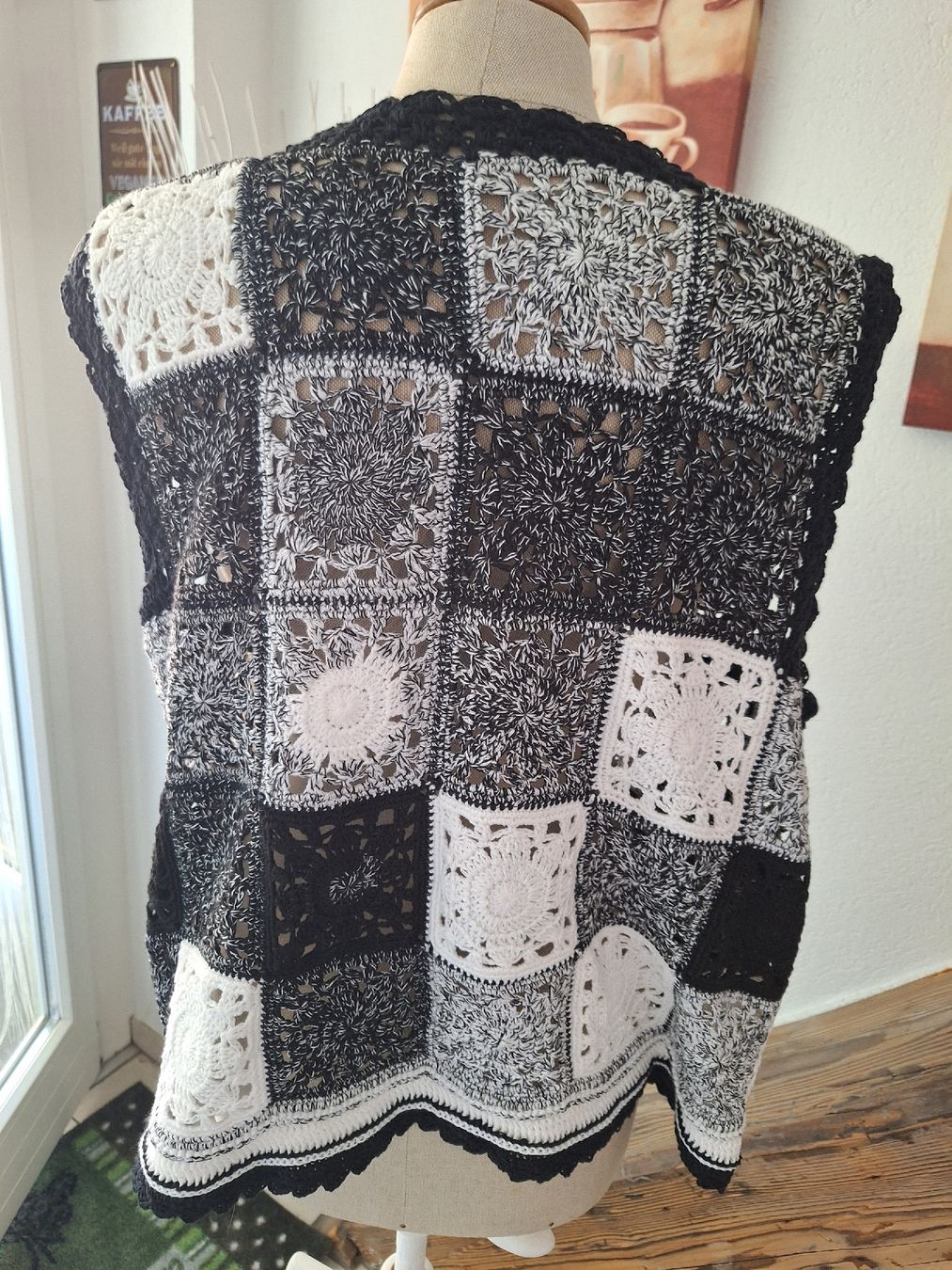 Gilets & Westen: Gehäkelte Weste Patchwork Schwarz Weiss Grösse L  – Neu (gemäss Beschreibung) aus Gelterkinden von holunder61 1