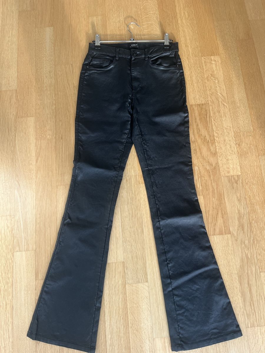 Pantaloni: Pantalon cuir – Usato da Neuchâtel venduto da Ariane_vn00