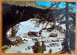 Col du Pillon - Parking avec vieilles voitures & autocars