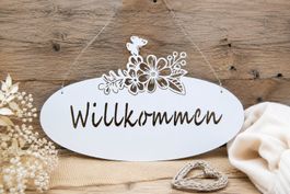 Willkommensschild mit Blumen & Schmetterling