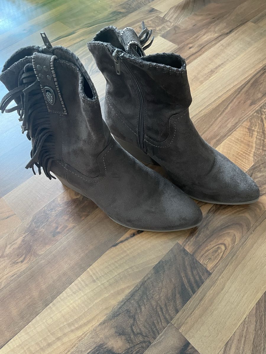 Damenschuhe: Braune Wildleder Stiefeletten mit Fransen, Grösse 39 – Neu (gemäss Beschreibung) aus Ennenda von pao_ss5t