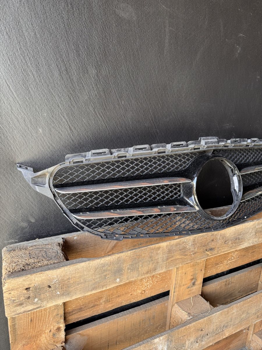Mercedes-Benz Tutti pezzi di ricambio auto: Mercedes W205 Grill vorne – Usato da Flawil venduto da BmwLoverM3 1