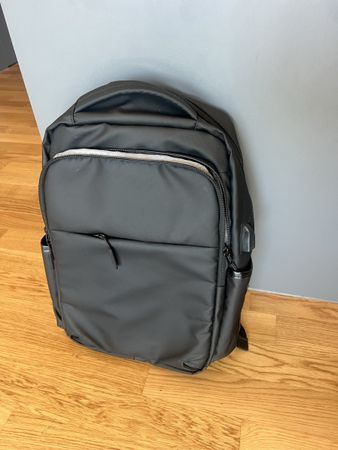 Backpack grey USB port very good condition