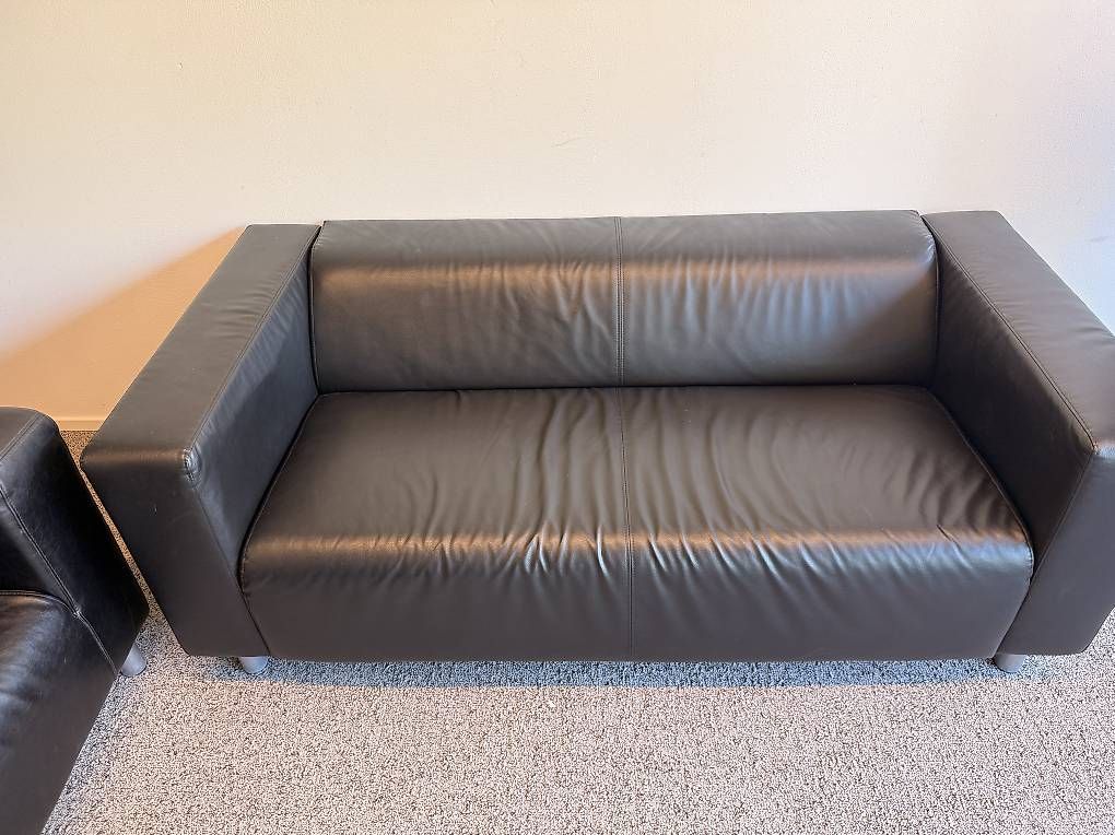 Sofas: 2x IKEA 2-Sitzer Sofa  Schwarz – D'occasion à Rikon im Tösstal par abd_67zx