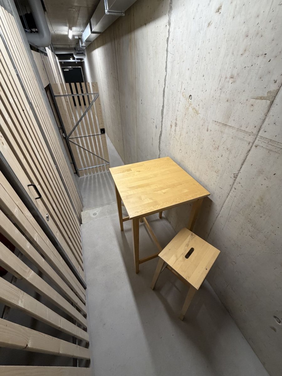 Ikea Set di tavolo e panche: IKEA Bartisch mit zwei Hockern – Usato da Wettingen venduto da ram_kj8f 2