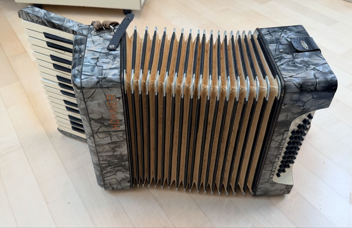 Hohner Strumenti musicali: Handorgel Akkordeon HOHNER – Usato da Walkringen venduto da Flyover 6