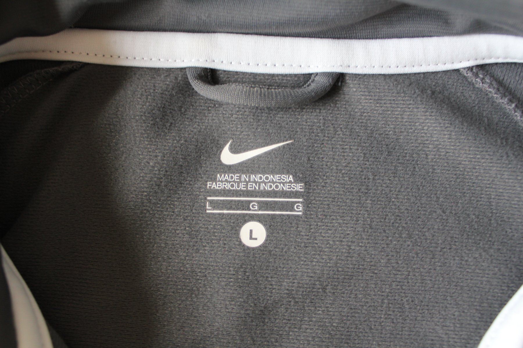 Nike Giacche: Veste de sport Nike grise – Usato da Peseux venduto da Gilloss 5