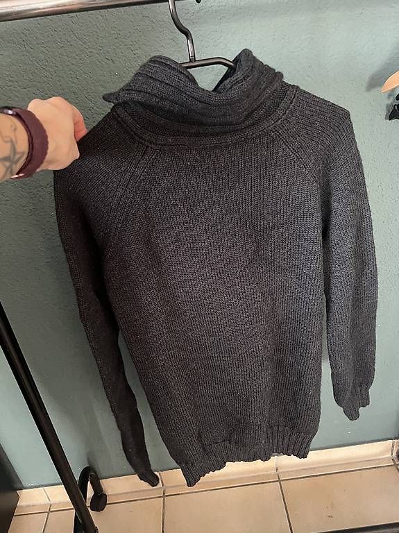 Pulls & Sweat-shirts: LoktuShe Merinowoll Tragepulli anthrazit Gr. S – D'occasion à Knutwil par SamScythes87 1