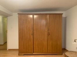 Geräumiger Mid-Century Schrank