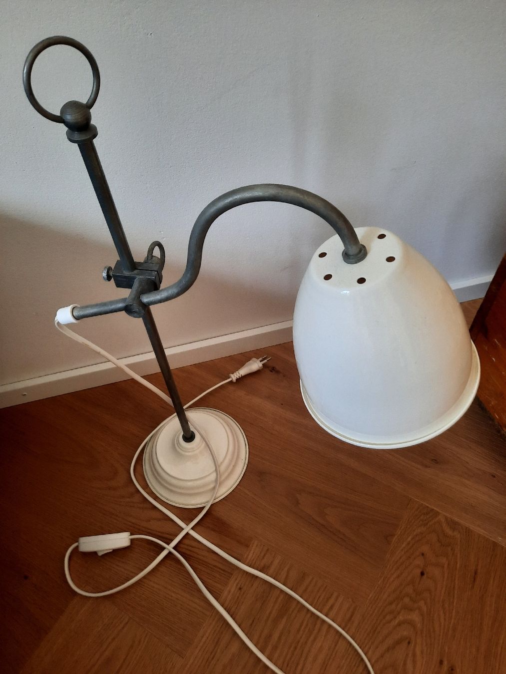 Lampes: Büro-/Tischlampe, Creme, Emaille? – D'occasion à Melchnau par adelboden01 1