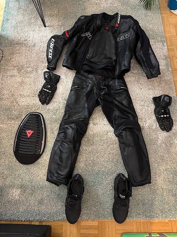 Dainese Lotti di vestiti: Complete Dainese Leather Motorcycle Gear Set – Usato da Genève venduto da Mladuz