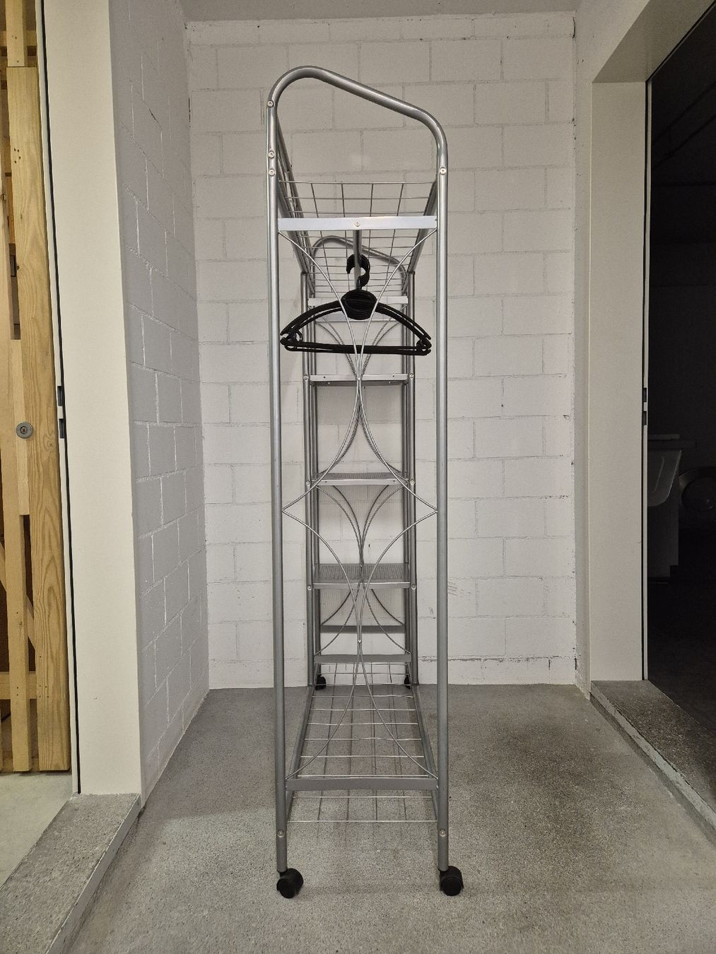 Guardaroba: Kleiderständer / Garderobe mit Rädern – Usato da Gisikon venduto da Spunk 3