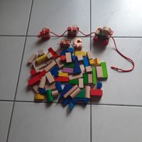 Haufen Bauklötze und Holzspielzeug