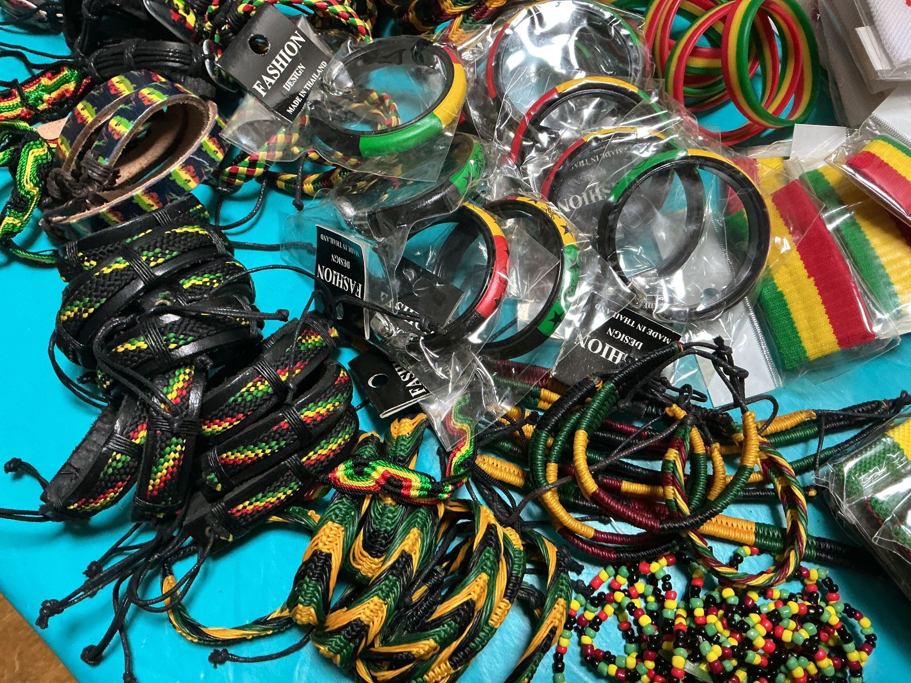 Bracelets: 178 bracelets rasta bob Marley – Neuf avec emballage d'origine à Lausanne par topthai 2