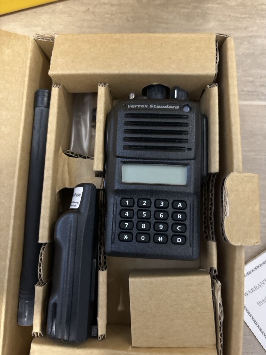 Radiocomunicazione: Talkie-walkie Vertex Standard VX-820ATEX 16-Key Version – Nuovo e nell'imballaggio originale da Ollon VD venduto da Gibbs69 1