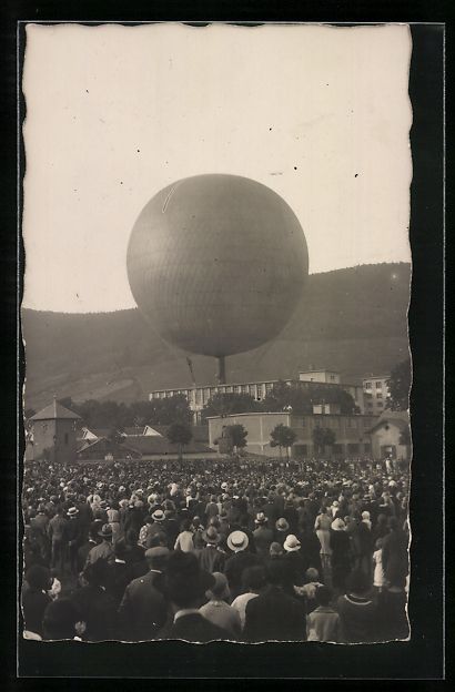 Cartoline postali: Foto-AK Ballon vor einer Menschenmenge – Usato da Berlin venduto da bartko-reher