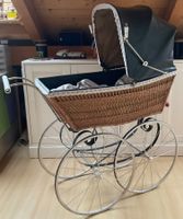 Antiker Kinderwagen aus Korb, mit grossen Rädern