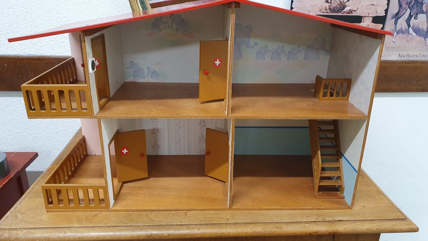 Case e mobili per bambole: PUPPENHAUS AUS HOLZ – Usato da Dietikon venduto da brocki-eyra