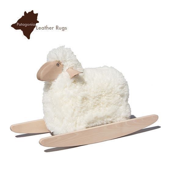 Giocattoli: Lamm zum Schaukeln, weisses Lammfell – Nuovo e nell'imballaggio originale da Arbedo venduto da patagonialeatherrugs