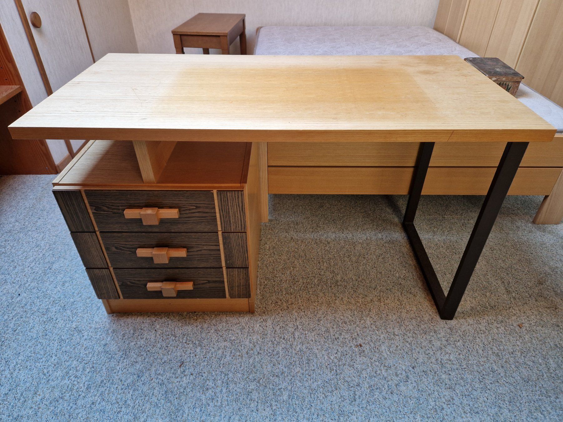 Pfister Scrivanie: Moderner Schreibtisch aus Holz – Usato da Gelterkinden venduto da bsag78