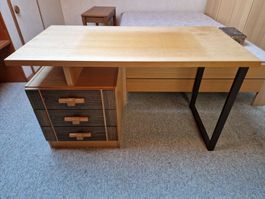 Moderner Schreibtisch aus Holz