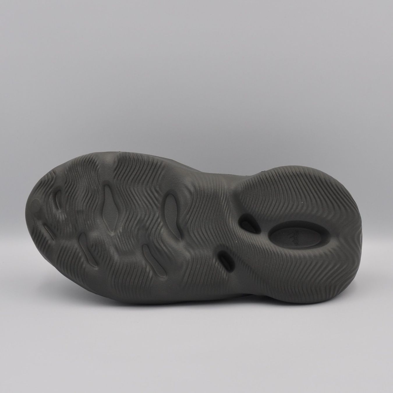 Adidas Scarpe da uomo: Yeezy Foam Runner Carbon  42 – Nuovo e nell'imballaggio originale da Bern venduto da SneakerheavenLT 6